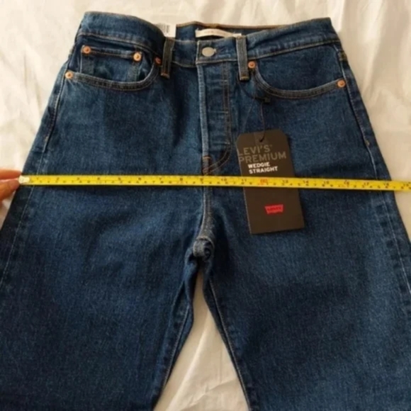 Levi's Wedgie Straight Jeans Below the Belt - Picture 4 of 10